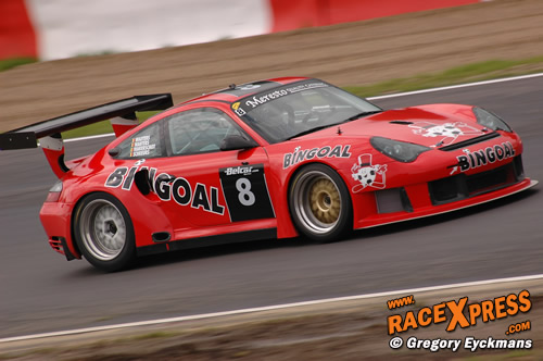 De Bingoal Porsche van de gebroeders Wauters ging in de namiddag van de baan